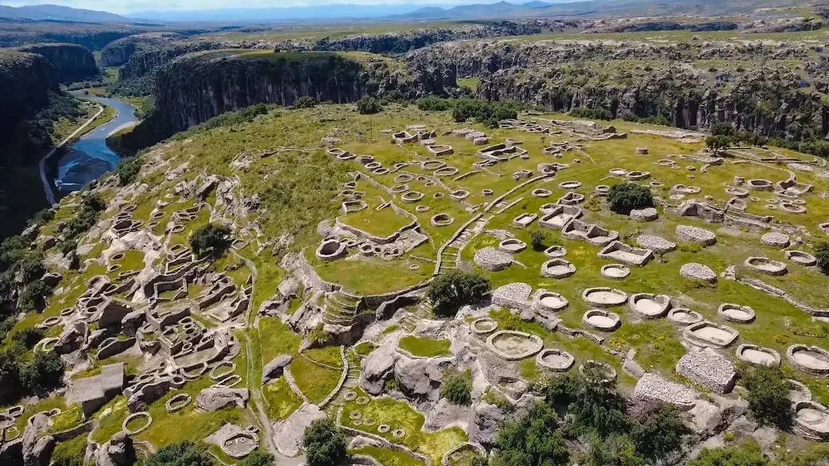 Vista aérea de la ciudadela de T’aqrachullo sobre el farallón, con el cañón del Apurímac al fondo