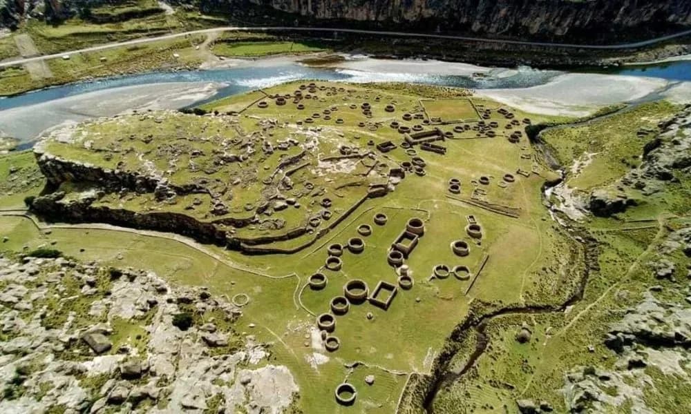 Recintos circulares de T’aqrachullo junto al meandro del río Apurímac