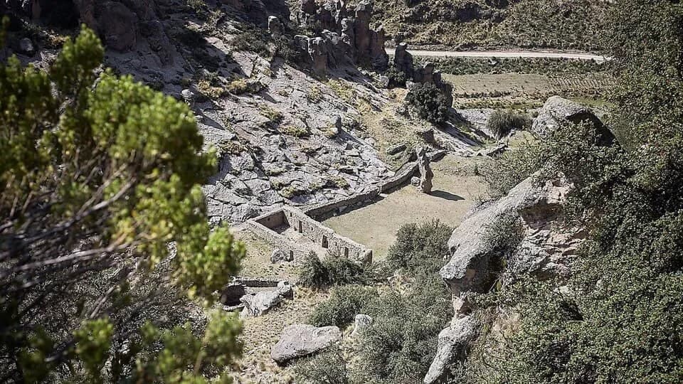 The monolithic waca of María Fortaleza, beside the Qhapaq Ñan stretch