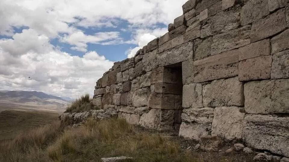 Ashlar wall with a trapezoidal doorway at T’aqrachullo, María Fortaleza