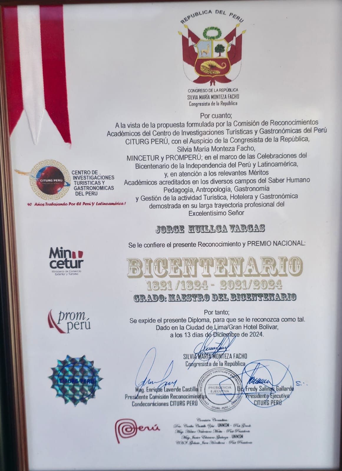 Diploma de Maestro del Bicentenario otorgado a Jorge Huillca Vargas