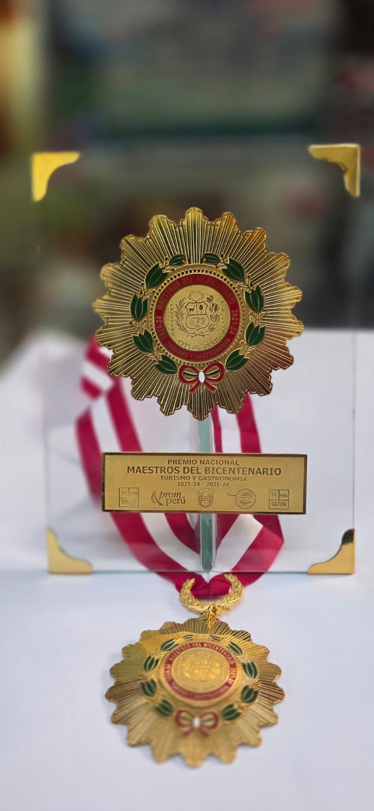 Medalla y placa del Premio Nacional Maestros del Bicentenario